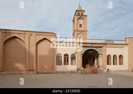 Glockenturm am Eingangstor zur Heiligen Erlöserkathedrale (Vank-Kathedrale) aus dem 17. Jahrhundert im Neuen Julfa, armenisches Viertel von Isfahan, Iran. Stockfoto