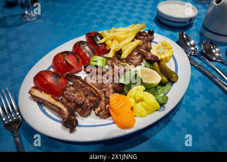 Kabab Shishlik (gegrillte Lammrippchen) mit Gemüse, serviert in einem traditionellen persischen Restaurant. Isfahan, Iran. Stockfoto