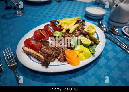 Kabab Shishlik (gegrillte Lammrippchen) mit Gemüse, serviert in einem traditionellen persischen Restaurant. Isfahan, Iran. Stockfoto