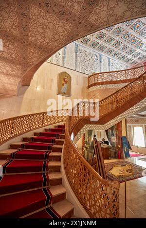 Wendeltreppe im Abbasi Hotel, einem 300 Jahre alten, traditionellen persischen Herrenhaus, das in ein Hotel umgewandelt wurde. Isfahan, Iran. Stockfoto