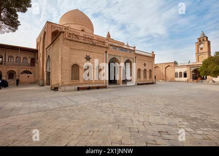 Außenansicht des Glockenturms und der Fassade der Heiligen Erlöserkathedrale (Vank-Kathedrale) aus dem 17. Jahrhundert im Neuen Julfa, armenisches Viertel von Isfahan, Iran. Stockfoto