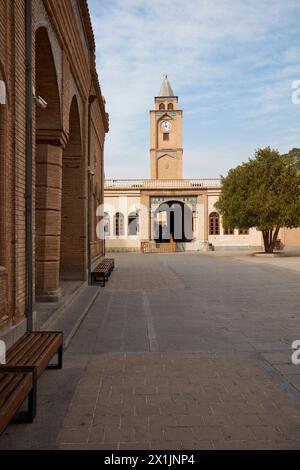 Blick auf den Innenhof des Uhrenturms und das Eingangstor zur Heiligen Erlöserkathedrale (Vank-Kathedrale) im Neuen Julfa, armenisches Viertel von Isfahan, Iran. Stockfoto