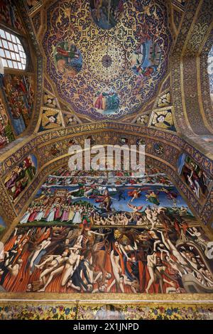 Blick von unten auf die Kuppeldecke und farbenfrohe Fresken in die Heilige Erlöserkathedrale (Vank-Kathedrale) im armenischen Viertel Isfahan, Iran. Stockfoto