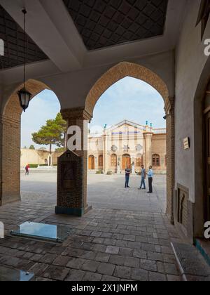 Blick auf den Innenhof der Heiligen Erlöserkathedrale aus dem 17. Jahrhundert (Vank-Kathedrale) im Neuen Julfa, armenisches Viertel von Isfahan, Iran. Stockfoto