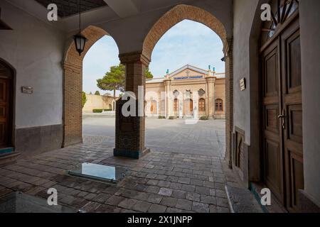 Blick auf den Innenhof der Heiligen Erlöserkathedrale aus dem 17. Jahrhundert (Vank-Kathedrale) im Neuen Julfa, armenisches Viertel von Isfahan, Iran. Stockfoto