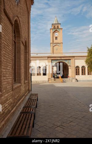 Blick auf den Innenhof des Uhrenturms und das Eingangstor zur Heiligen Erlöserkathedrale (Vank-Kathedrale) im Neuen Julfa, armenisches Viertel von Isfahan, Iran. Stockfoto