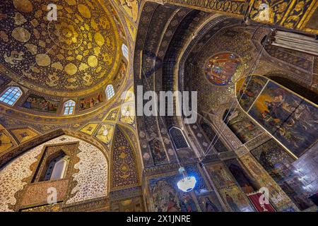 Blick von unten auf die vergoldete Kuppeldecke in der Heiligen Bethlehem-Kirche von Neu-Julfa (Bedkhem-Kirche), Armenisch-Apostolische Kirche in Isfahan, Iran. Stockfoto