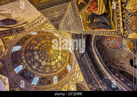 Blick von unten auf die vergoldete Kuppeldecke in der Heiligen Bethlehem-Kirche von Neu-Julfa (Bedkhem-Kirche), Armenisch-Apostolische Kirche in Isfahan, Iran. Stockfoto