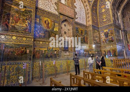 Touristen sehen Fresken in der Heiligen Bethlehem-Kirche aus dem 17. Jahrhundert von Neu-Julfa (Bedkhem-Kirche), der armenisch-apostolischen Kirche in Isfahan, Iran. Stockfoto