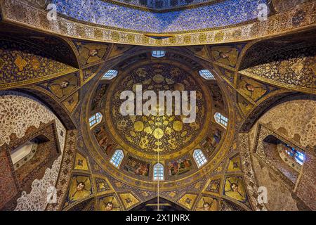 Blick von unten auf die vergoldete Kuppeldecke in der Heiligen Bethlehem-Kirche von Neu-Julfa (Bedkhem-Kirche), Armenisch-Apostolische Kirche in Isfahan, Iran. Stockfoto