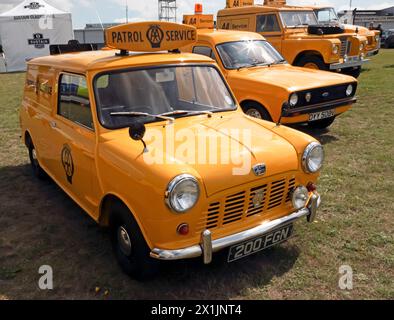 Mehrere Fahrzeuge aus der Heritage Fleet der Automobile Association, die 2023 auf der British Motor Show ausgestellt wurden. Stockfoto