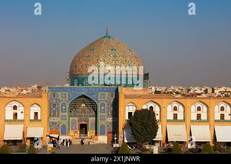 Erhöhter Blick auf die Lotfollah-Moschee von der oberen Terrasse des Ali Qapu-Palastes. Isfahan, Iran. Stockfoto