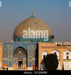 Erhöhter Blick auf die Lotfollah-Moschee von der oberen Terrasse des Ali Qapu-Palastes. Isfahan, Iran. Stockfoto