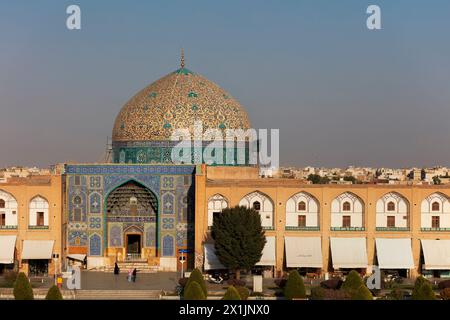 Erhöhter Blick auf die Lotfollah-Moschee von der oberen Terrasse des Ali Qapu-Palastes. Isfahan, Iran. Stockfoto