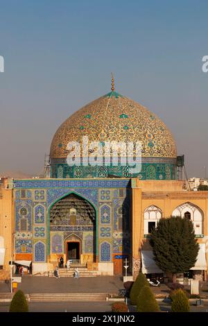 Erhöhter Blick auf die Lotfollah-Moschee von der oberen Terrasse des Ali Qapu-Palastes. Isfahan, Iran. Stockfoto