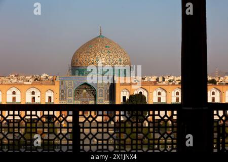 Erhöhter Blick auf die Lotfollah-Moschee von der oberen Terrasse des Ali Qapu-Palastes. Isfahan, Iran. Stockfoto