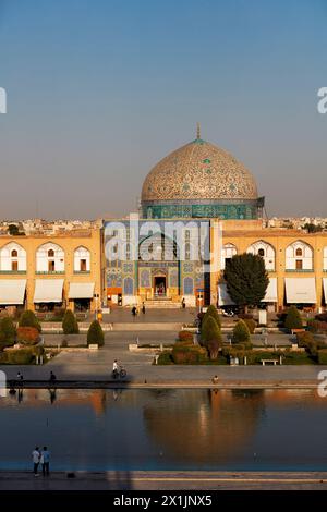 Erhöhter Blick auf die Lotfollah-Moschee von der oberen Terrasse des Ali Qapu-Palastes. Isfahan, Iran. Stockfoto