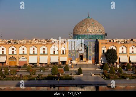 Erhöhter Blick auf die Lotfollah-Moschee von der oberen Terrasse des Ali Qapu-Palastes. Isfahan, Iran. Stockfoto