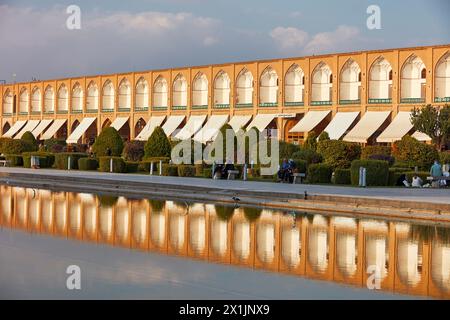 Das Gebäude spiegelt sich in einem Wasserpool. Naqsh-e Jahan-Platz, Isfahan, Iran. Stockfoto