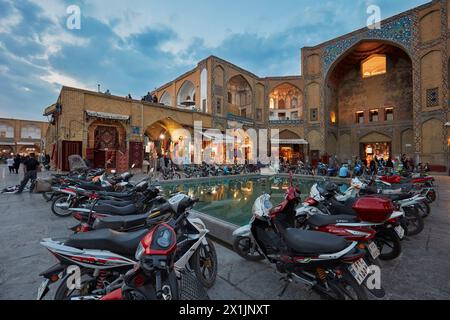 Motorräder parken am Qeysarie-Tor, dem Haupttor zum Großen Basar von Isfahan auf dem Naqsh-e Jahan-Platz. Isfahan, Iran. Stockfoto