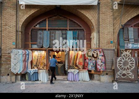Ein Mann spaziert in einem Kunsthandwerksladen auf dem Naqsh-e Jahan Platz, dem UNESCO-Weltkulturerbe. Isfahan, Iran. Stockfoto