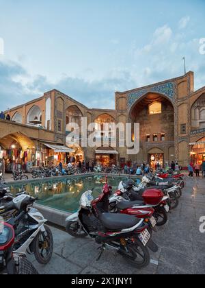 Motorräder parken am Qeysarie-Tor, dem Haupttor zum Großen Basar von Isfahan auf dem Naqsh-e Jahan-Platz. Isfahan, Iran. Stockfoto