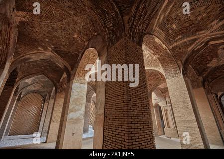 Innenansicht der hypostilvollen Halle mit vielen Säulen, die das Dach aus Ziegelgewölben in der Jameh-Moschee von Isfahan, Iran stützen. Stockfoto