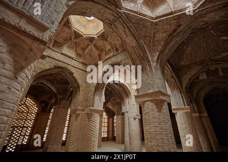 Innenansicht der hypostilvollen Halle mit vielen Säulen, die das Dach aus Ziegelgewölben in der Jameh-Moschee von Isfahan, Iran stützen. Stockfoto