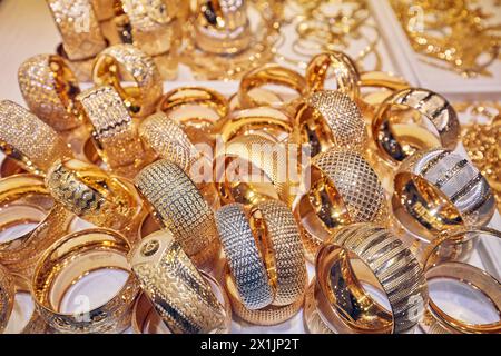 Eine Auswahl goldener Ringe in einem Schmuckgeschäft auf dem Großen Basar von Isfahan, Iran. Stockfoto