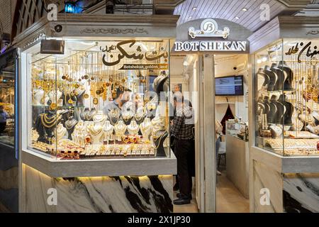 Eine Auswahl an goldenem Schmuck in einem Schaufenster auf dem Großen Basar von Isfahan, Iran. Stockfoto