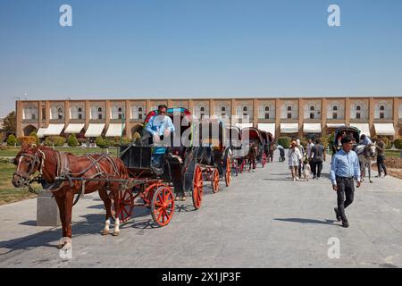 Ein сoachman wartet auf Brauch auf dem Platz Naqsh-e Jahan, dem UNESCO-Weltkulturerbe. Isfahan, Iran. Stockfoto