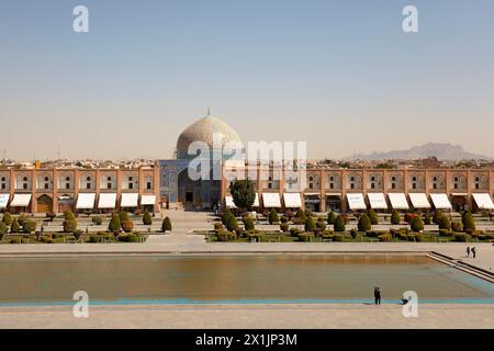 Erhöhter Blick auf den Naqsh-e Jahan-Platz und die Lotfollah-Moschee von der oberen Terrasse des Ali Qapu-Palastes. Isfahan, Iran. Stockfoto