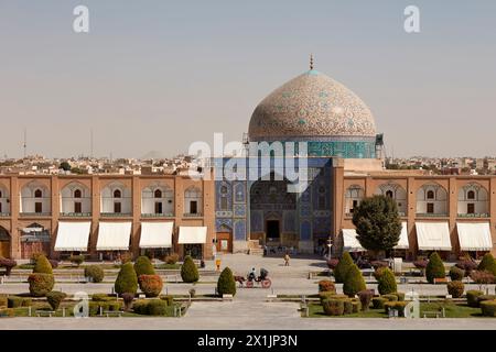 Erhöhter Blick auf die Lotfollah-Moschee von der oberen Terrasse des Ali Qapu-Palastes. Isfahan, Iran. Stockfoto