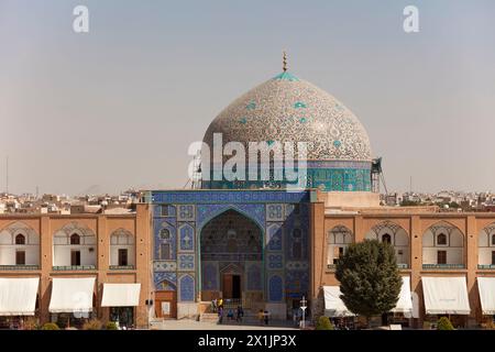 Erhöhter Blick auf die Lotfollah-Moschee von der oberen Terrasse des Ali Qapu-Palastes. Isfahan, Iran. Stockfoto