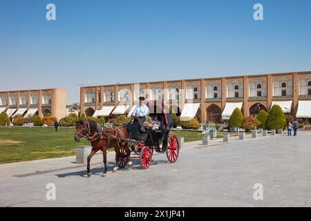 Eine Rundfahrt in einer Pferdekutsche – beliebte Touristenattraktion auf dem Platz Naqsh-e Jahan, UNESCO-Weltkulturerbe. Isfahan, Iran. Stockfoto