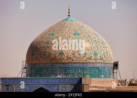 Kunstvolle Kuppel der Lotfollah-Moschee mit ihren kunstvollen Fliesen. Naqsh-e Jahan-Platz, Isfahan, Iran. Stockfoto