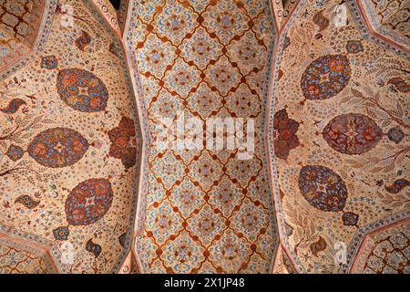 Blick von unten auf die verzierte Decke in einem der Hallen des Ali Qapu Palastes in Isfahan, Iran. Stockfoto