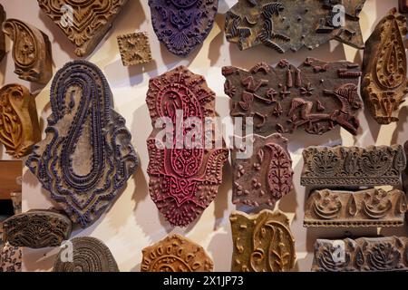 Eine Auswahl an Druckblöcken aus Ghalamkar (traditionelle iranische Textildruckkunst), ausgestellt in einem Kunsthandwerksladen auf dem Großen Basar von Isfahan, Ira Stockfoto