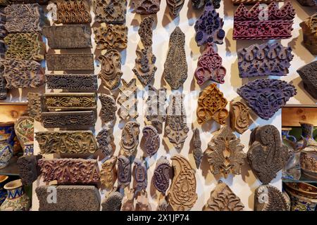 Eine Auswahl an Druckblöcken aus Ghalamkar (traditionelle iranische Textildruckkunst), ausgestellt in einem Kunsthandwerksladen auf dem Großen Basar von Isfahan, Ira Stockfoto