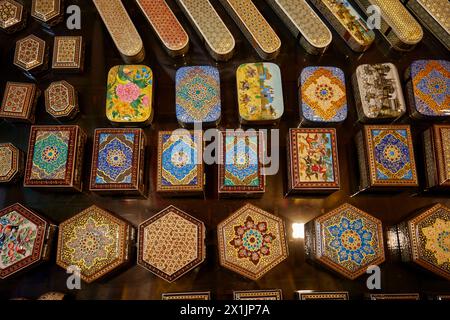 Eine Auswahl kunstvoller Khatam-Boxen (Khatam-Kari ist eine traditionelle persische Intarsien-Technik, eine Version der Intarsien). Großer Basar, Isfahan, Iran. Stockfoto