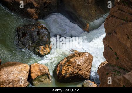 Caminito del Ray, der Pfad des Königs. Der Fußweg ist entlang der steilen Wände einer engen Schlucht in El Chorro, Malaga, Spanien Stockfoto