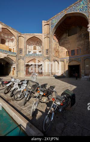 Motorräder parken am Qeysarie-Tor, dem Haupttor zum Großen Basar von Isfahan auf dem Naqsh-e Jahan-Platz. Isfahan, Iran. Stockfoto