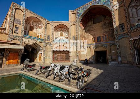 Motorräder parken am Qeysarie-Tor, dem Haupttor zum Großen Basar von Isfahan auf dem Naqsh-e Jahan-Platz. Isfahan, Iran. Stockfoto