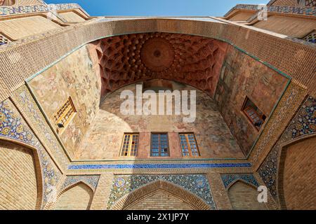 Die gewölbte Decke des Intrance Iwan des Qeysarie-Tors, das Haupttor zum Großen Basar von Isfahan auf dem Naqsh-e Jahan-Platz. Isfahan, Iran. Stockfoto