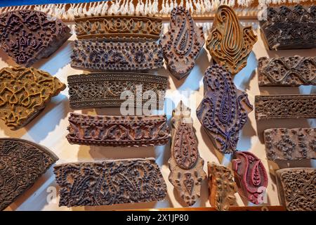 Eine Auswahl an Druckblöcken aus Ghalamkar (traditionelle iranische Textildruckkunst), ausgestellt in einem Kunsthandwerksladen auf dem Großen Basar von Isfahan, Ira Stockfoto