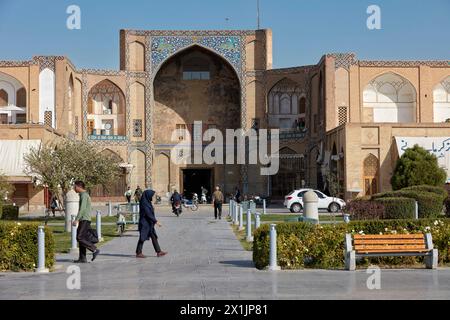 Die Leute laufen am Qeysarie-Tor, dem Haupttor zum Großen Basar von Isfahan auf dem Naqsh-e Jahan-Platz. Isfahan, Iran. Stockfoto