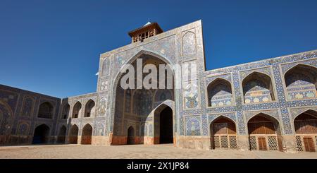 Panoramablick auf den Innenhof der Shah-Moschee (Masjed-e Shah) mit ihren hochaufwendigen Fliesen. Isfahan, Iran. Stockfoto