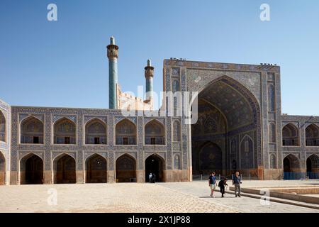 Blick auf den Innenhof der Shah-Moschee (Masjed-e Shah) mit ihren hochaufwendigen Fliesen. Isfahan, Iran. Stockfoto