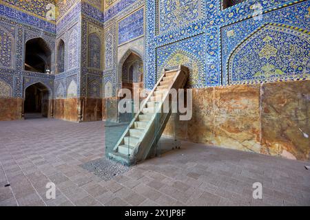 Minbar (Kanzel in einer Moschee, wo der Imam steht, um Predigten zu halten) im Hauptbetsaal der Shah-Moschee (Masjed-e Shah). Isfahan, Iran. Stockfoto