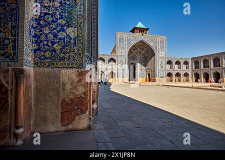 Blick auf den Innenhof der Shah-Moschee (Masjed-e Shah) mit ihren hochaufwendigen Fliesen. Isfahan, Iran. Stockfoto